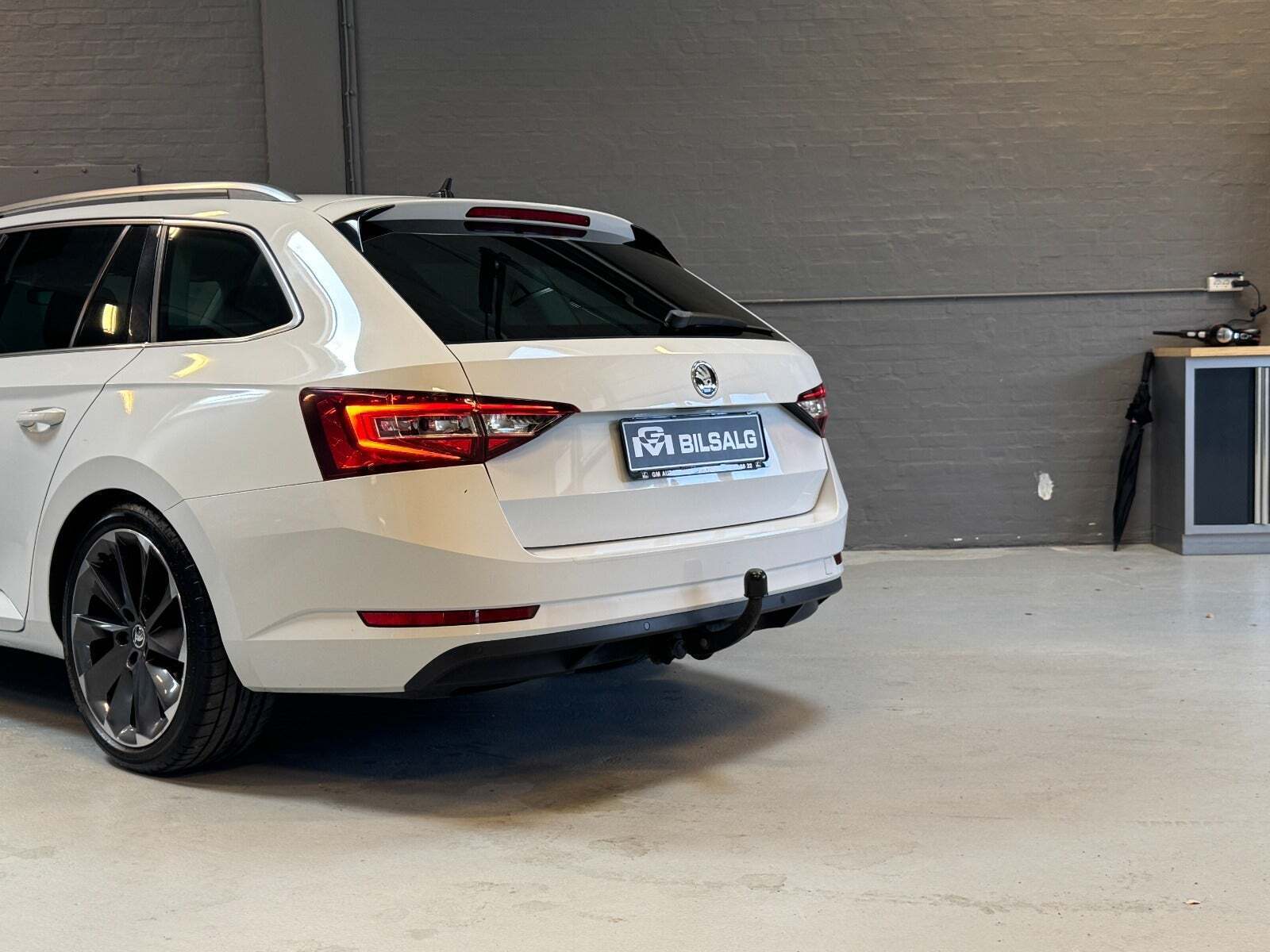 Hvid Skoda Superb fra 2016