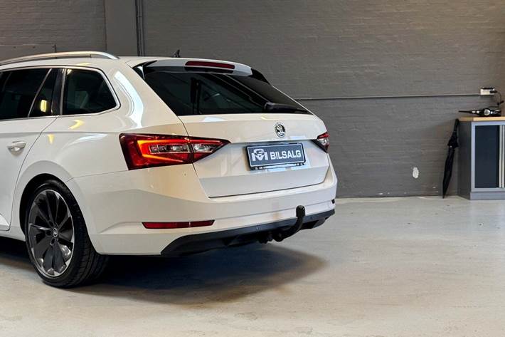 Hvid Skoda Superb fra 2016