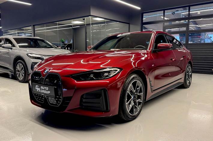 Rød BMW i4 fra 2024 set udefra