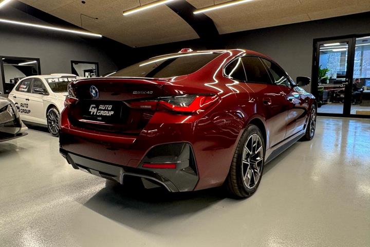 Rød BMW i4 fra 2024