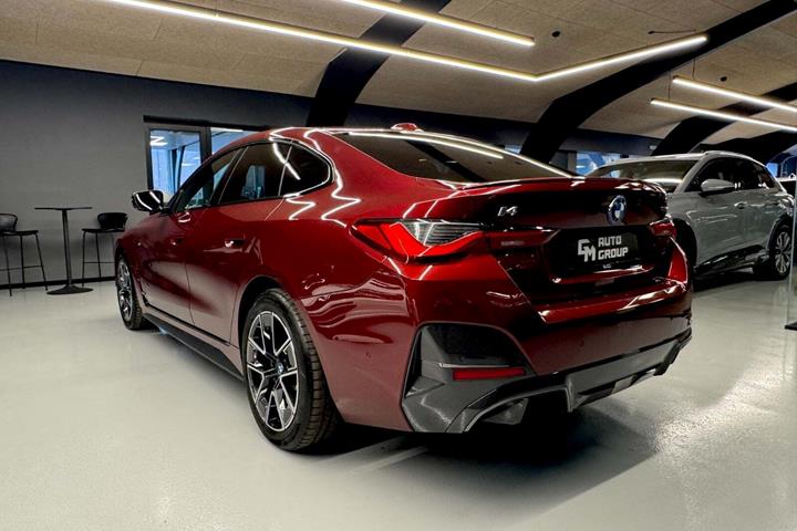 Rød BMW i4 fra 2024