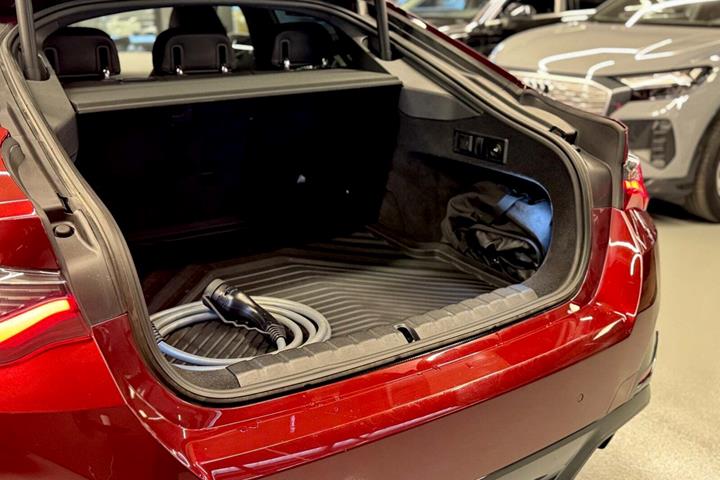 Rød BMW i4 fra 2024