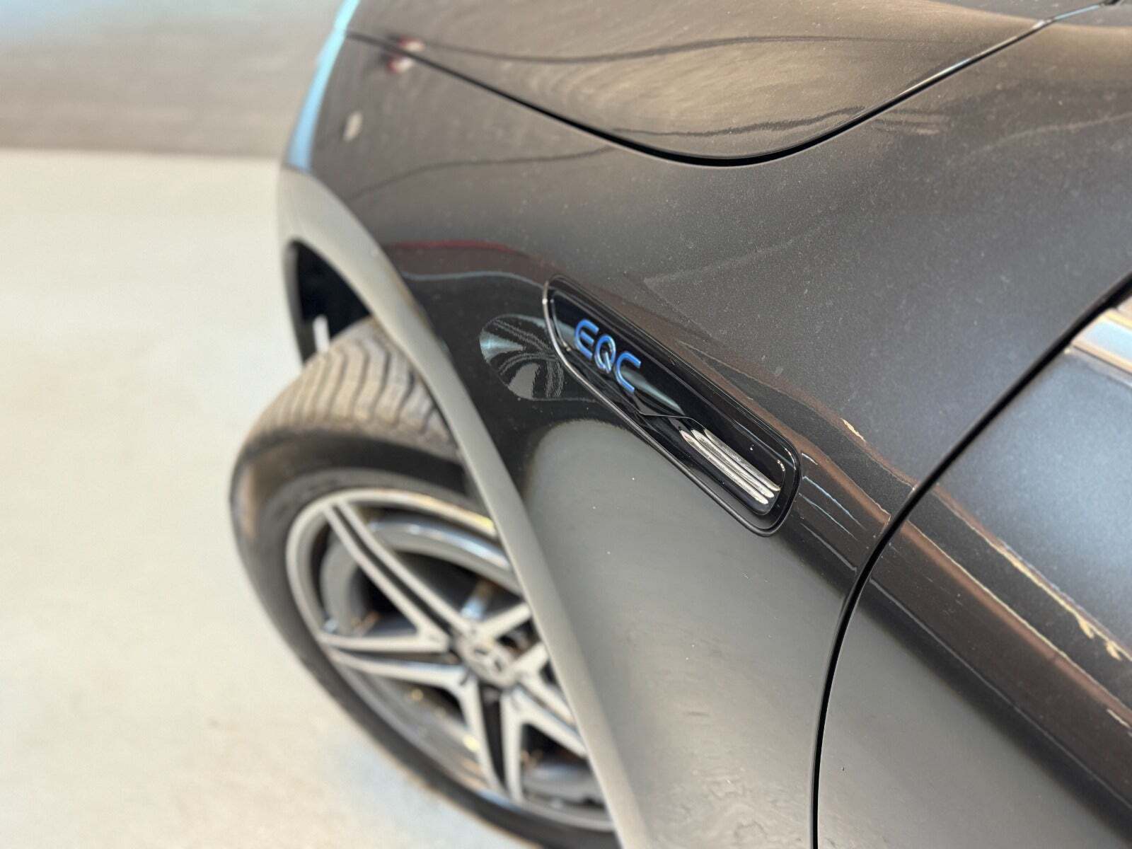 Grå Mercedes EQC400 fra 2020