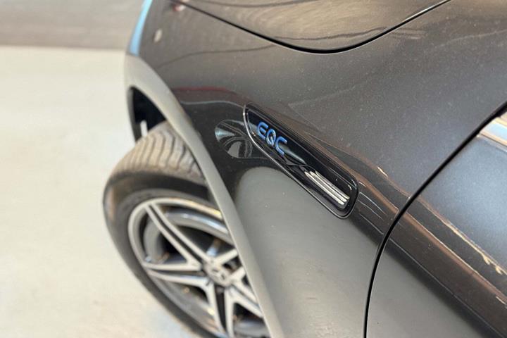 Grå Mercedes EQC400 fra 2020