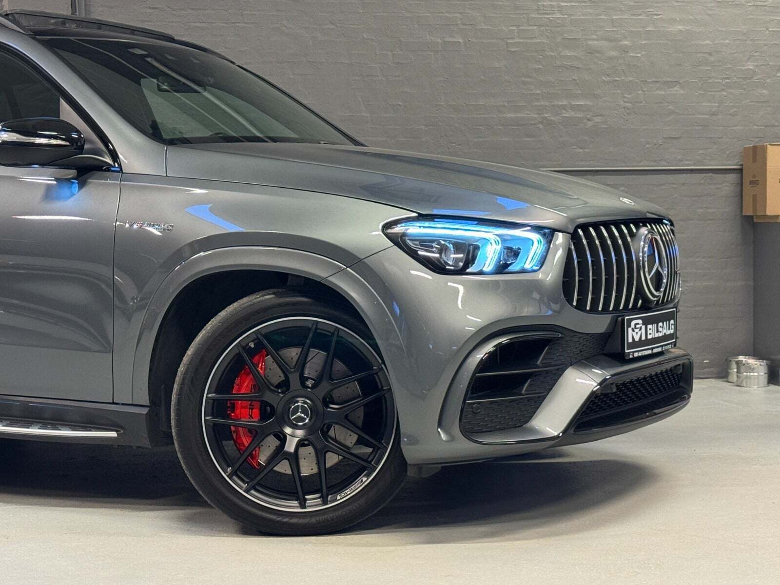 Grå Mercedes GLE63 fra 2022