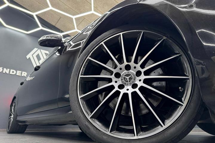 Sort Mercedes E220 d fra 2017 set udefra