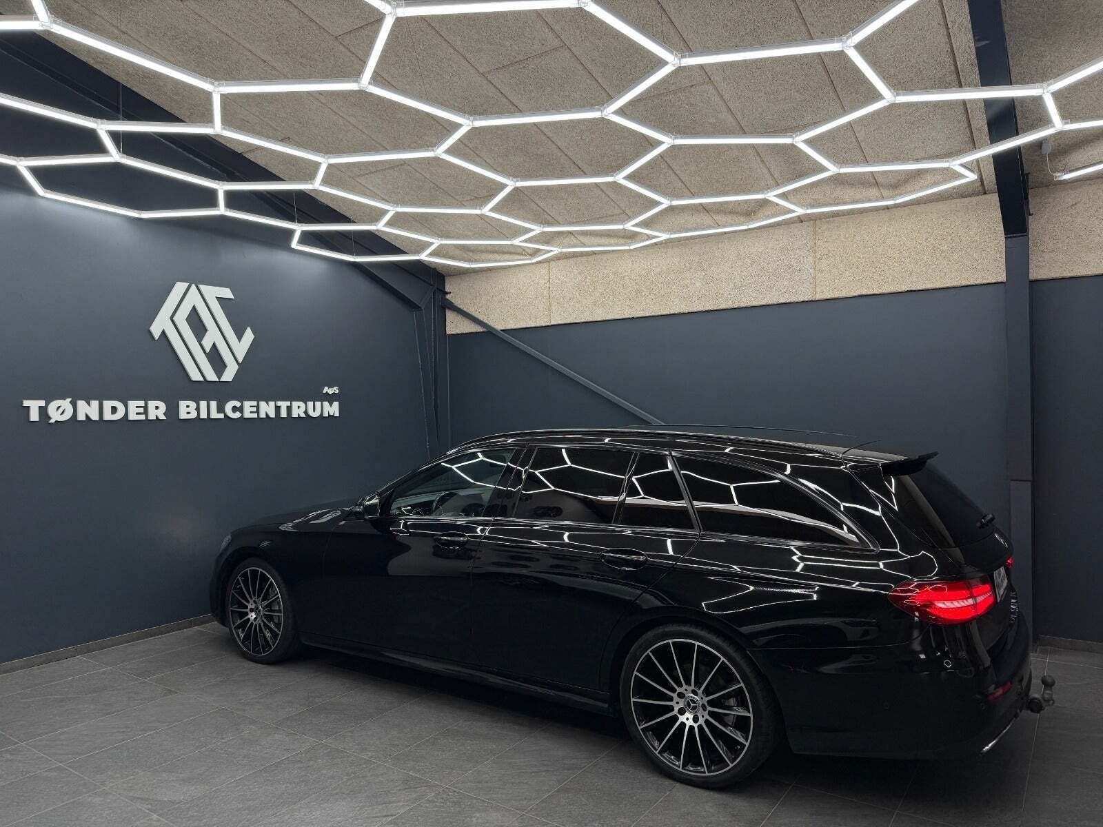 Sort Mercedes E220 d fra 2017