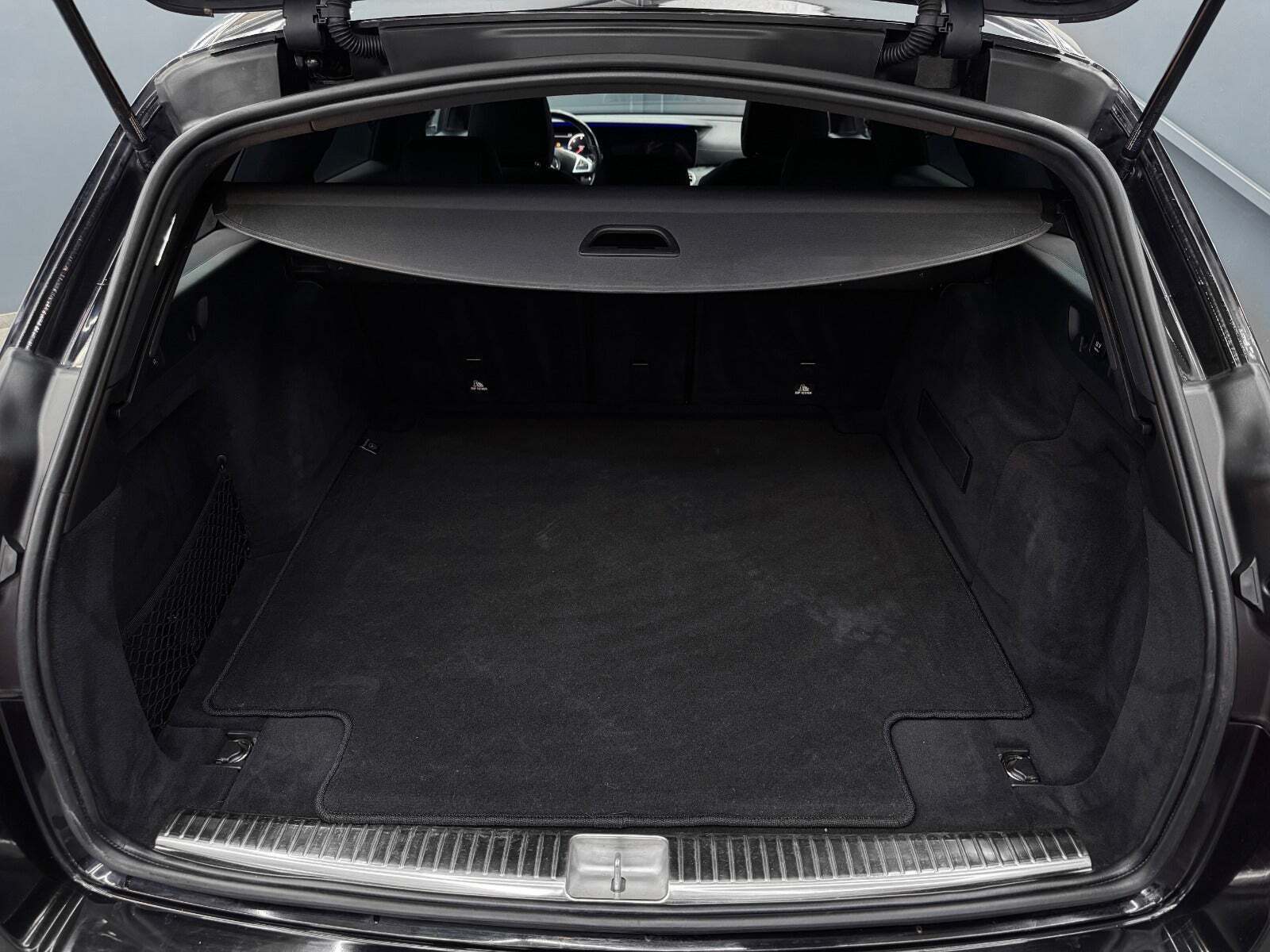 Sort Mercedes E220 d fra 2017