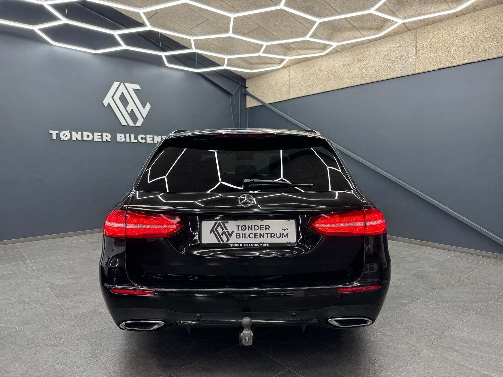 Sort Mercedes E220 d fra 2017