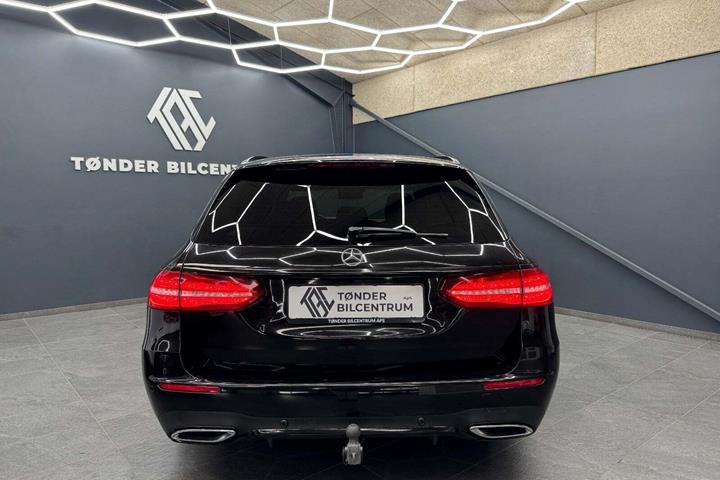 Sort Mercedes E220 d fra 2017
