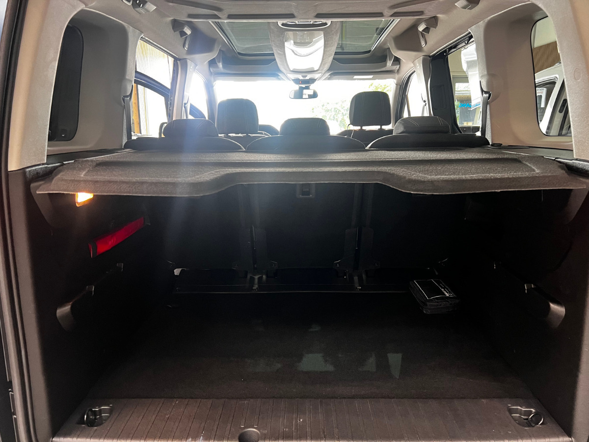 Blå Peugeot e-Rifter fra 2023