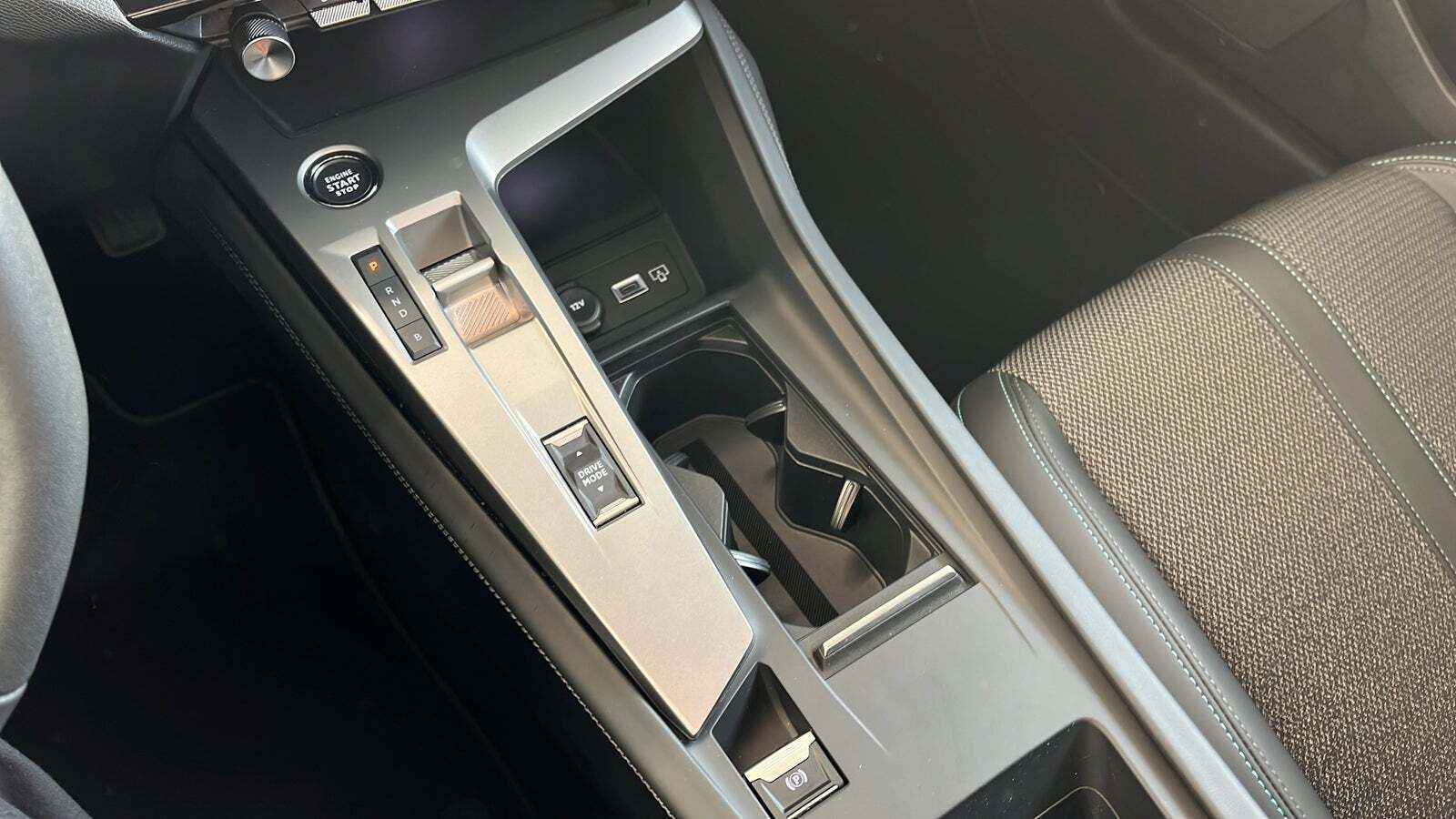 Grå Peugeot 308 fra 2023