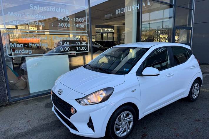 Hvid Hyundai i10 fra 2021 set udefra