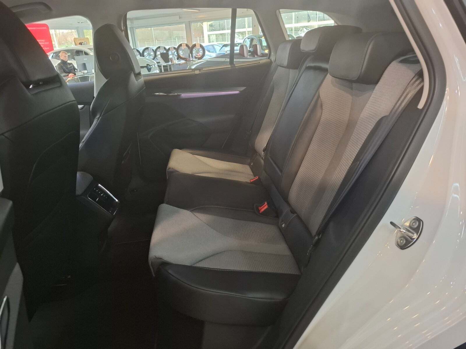 Hvid Skoda Enyaq fra 2021