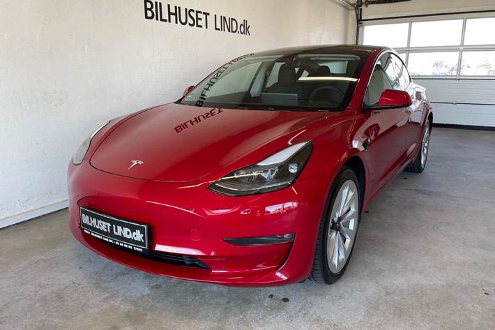 Rød Tesla Model 3 fra 2023 set udefra