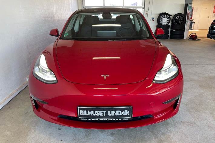 Rød Tesla Model 3 fra 2023