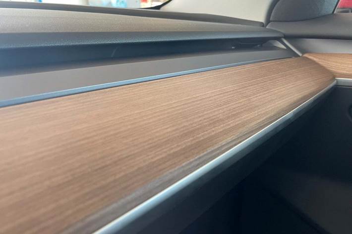 Rød Tesla Model 3 fra 2023