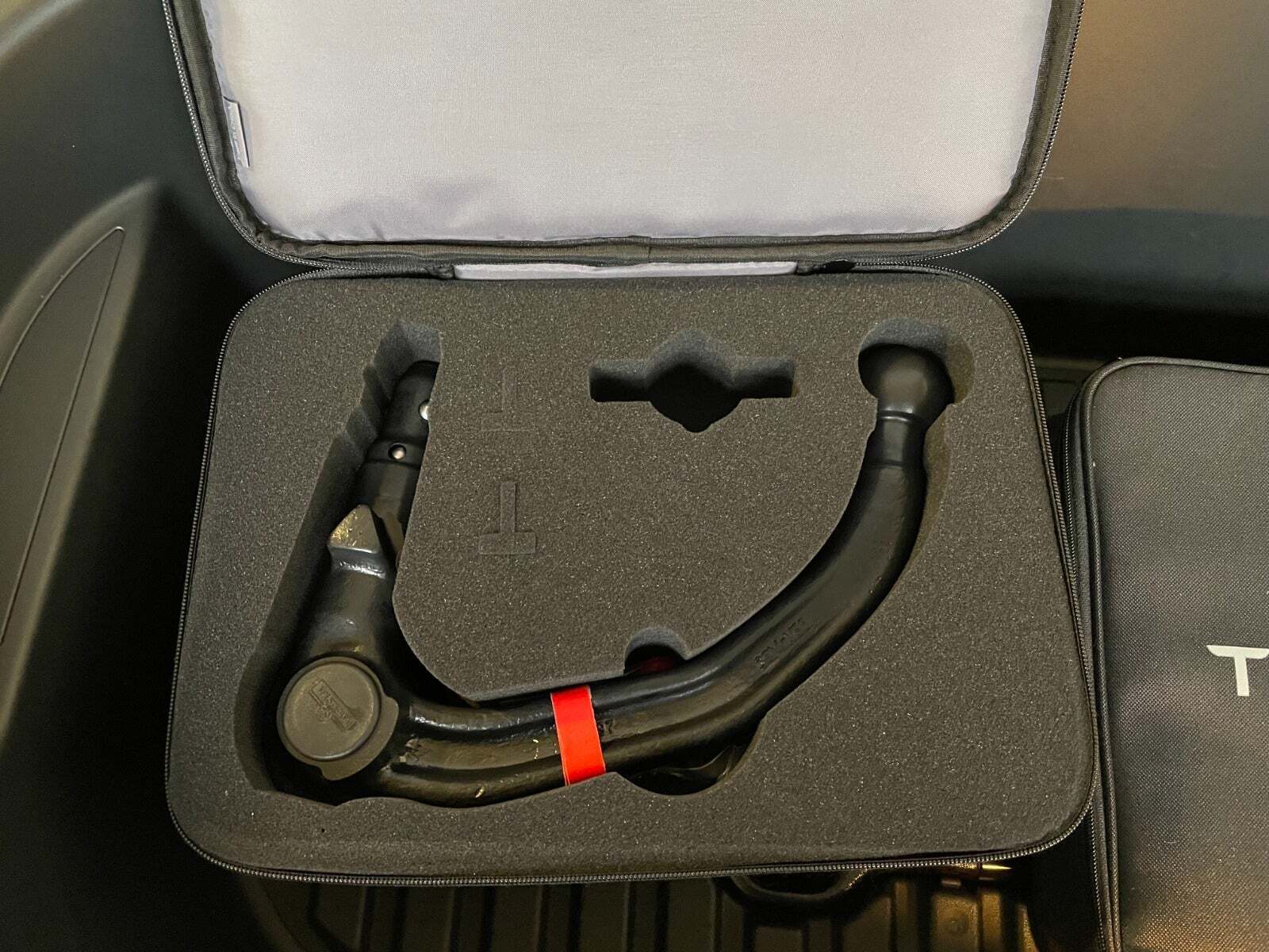 Rød Tesla Model 3 fra 2023