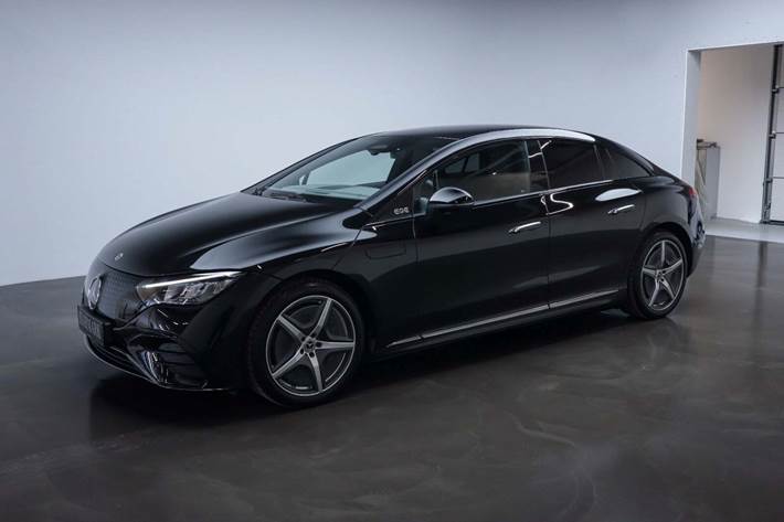 Sort Mercedes EQE350+ fra 2025