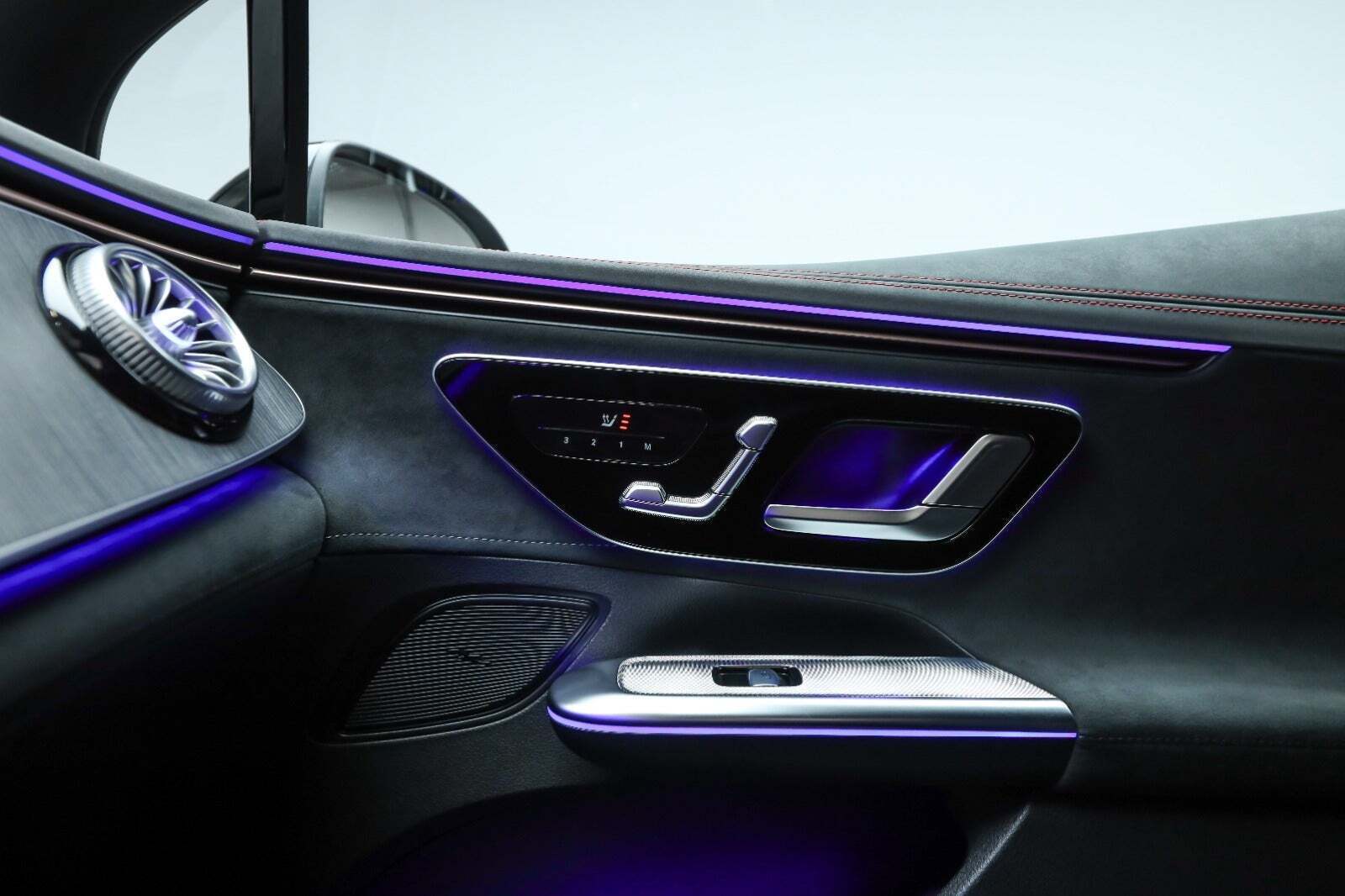 Sort Mercedes EQE350+ fra 2025