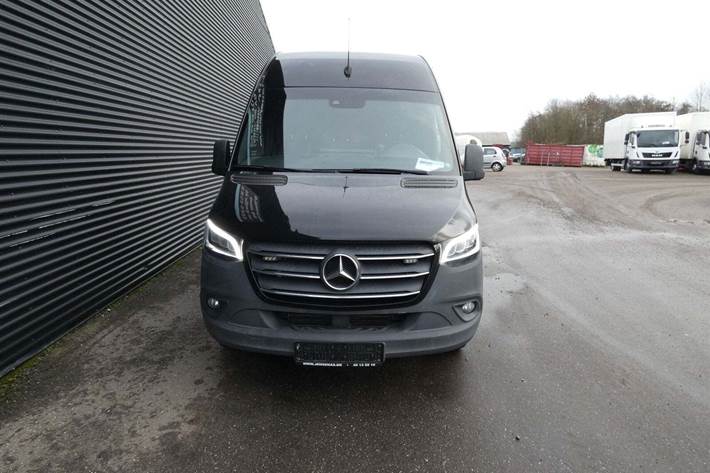 Sort Mercedes Sprinter 319 fra 2019