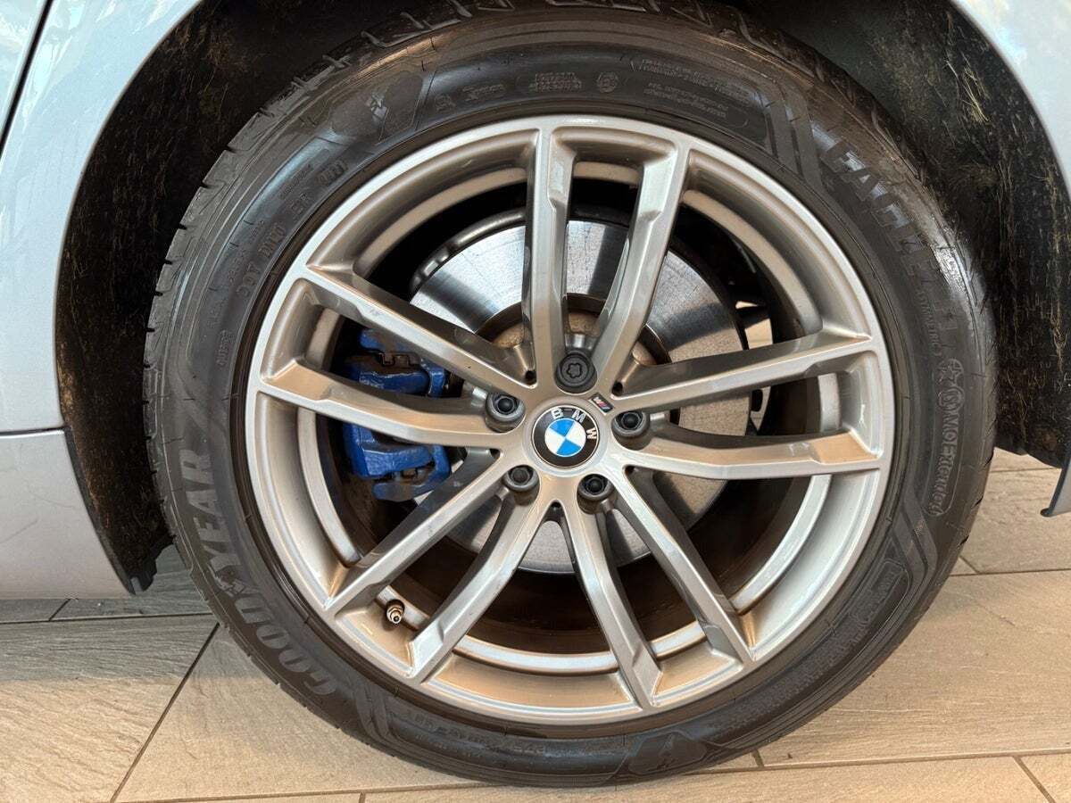 Grå BMW 530e fra 2019