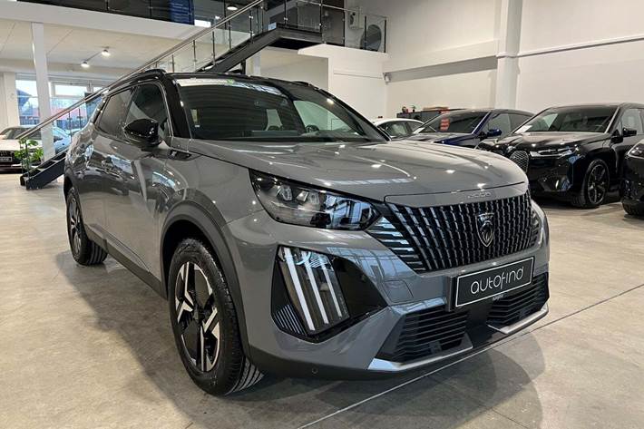 Grå Peugeot e-2008 fra 2025 set udefra