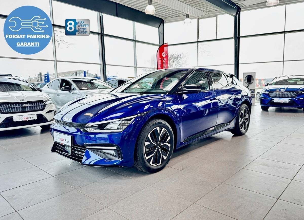 Blå Kia EV6 fra 2023 set udefra