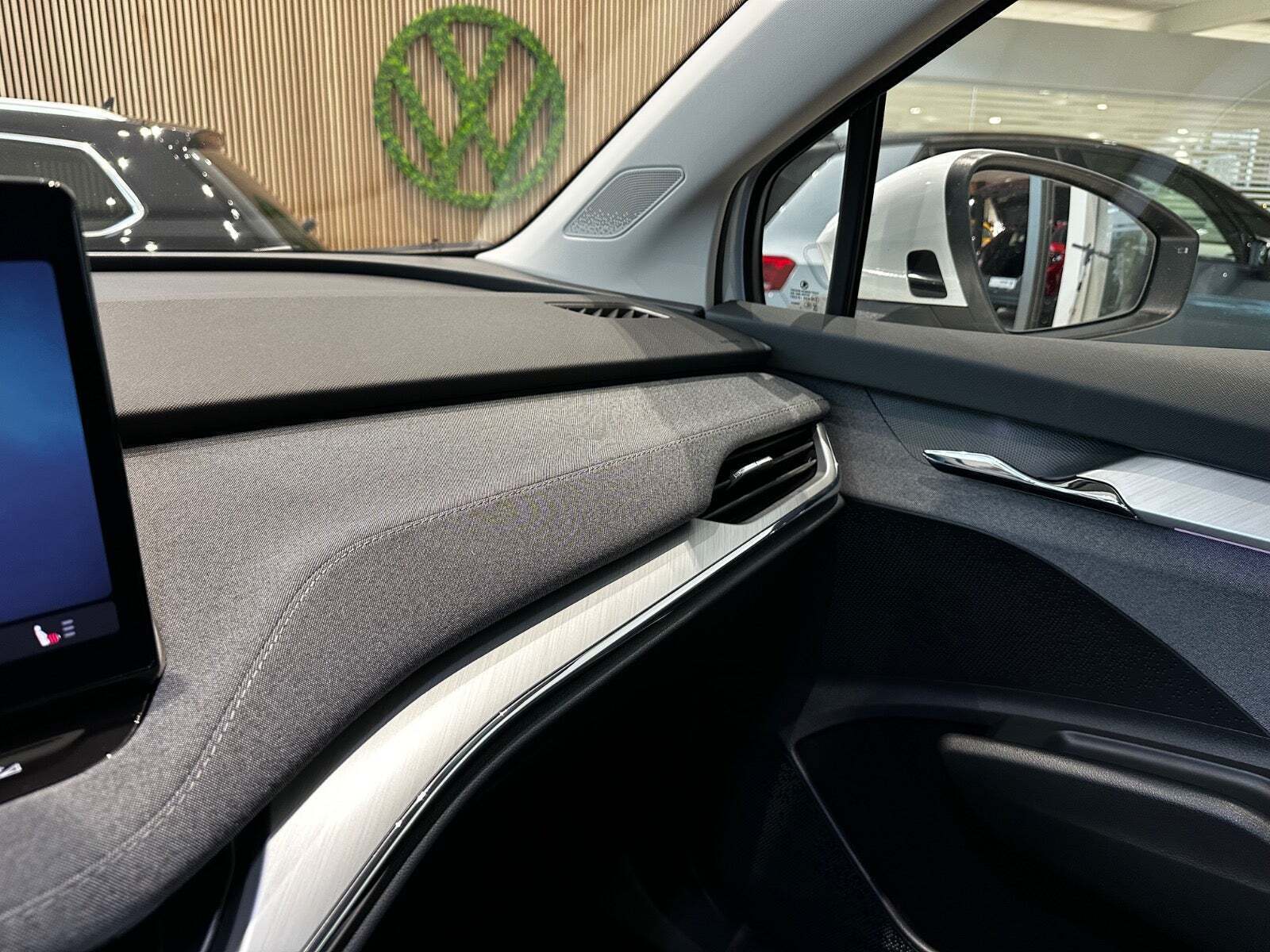 Hvid Skoda Enyaq fra 2024