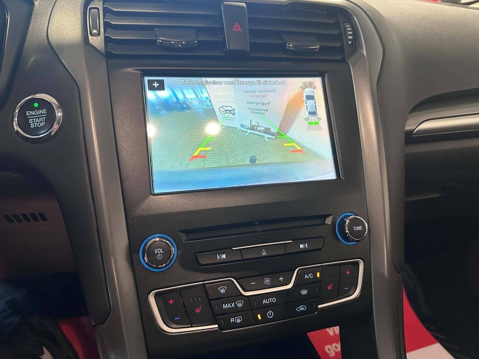 Grå Ford Mondeo fra 2018