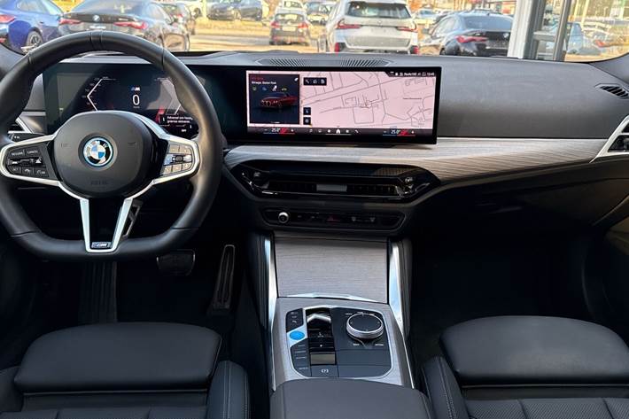 Rød BMW i4 fra 2024