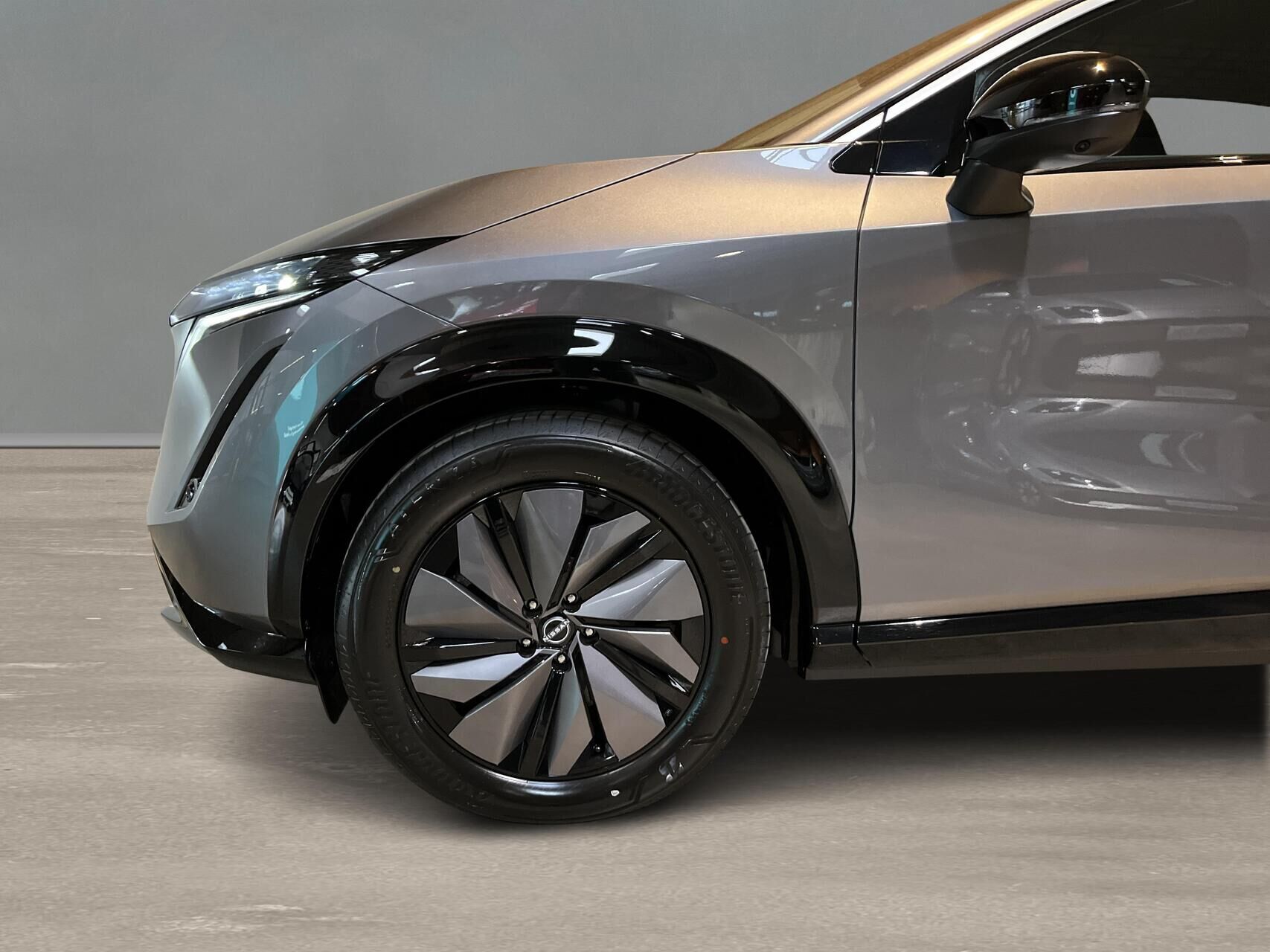 Grå Nissan Ariya fra 2025