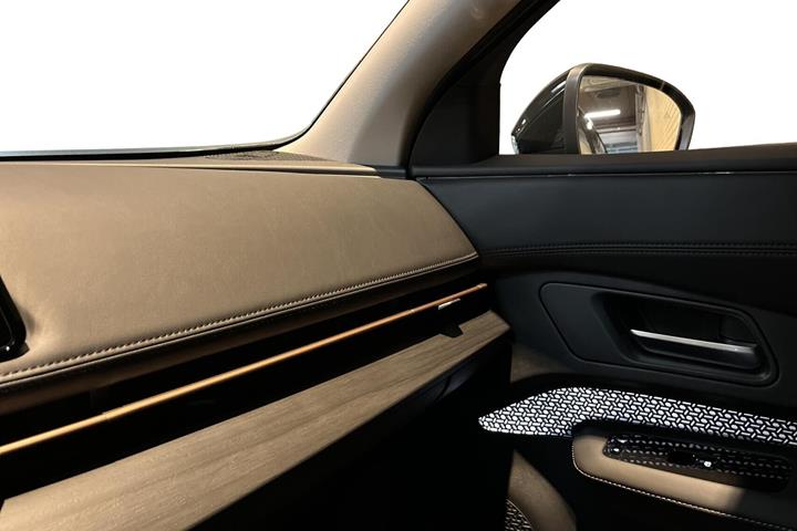 Grå Nissan Ariya fra 2025
