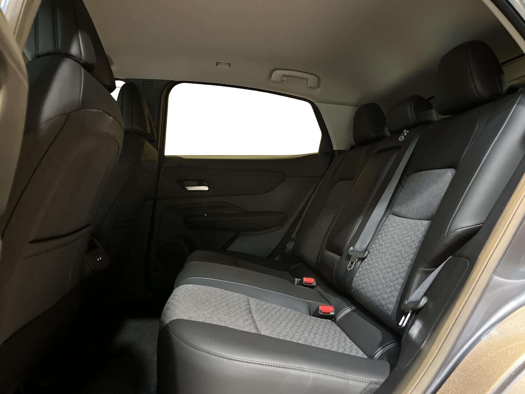 Grå Nissan Ariya fra 2025