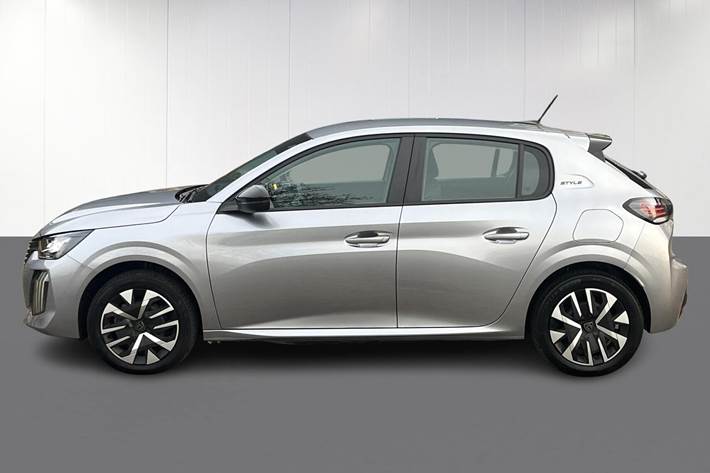 Grå Peugeot e-208 fra 2025