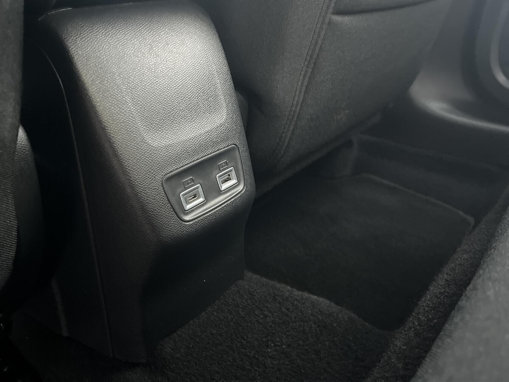 Grå Peugeot e-208 fra 2025