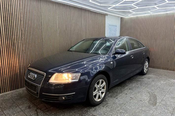 Blå Audi A6 fra 2006