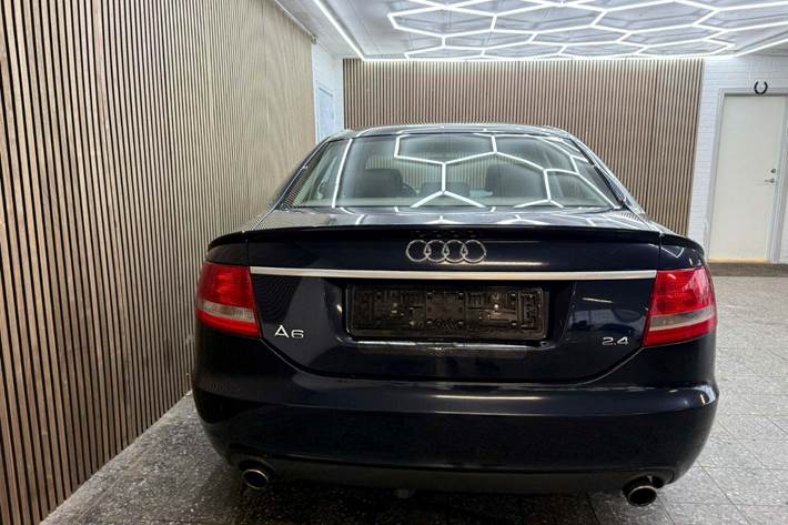Blå Audi A6 fra 2006