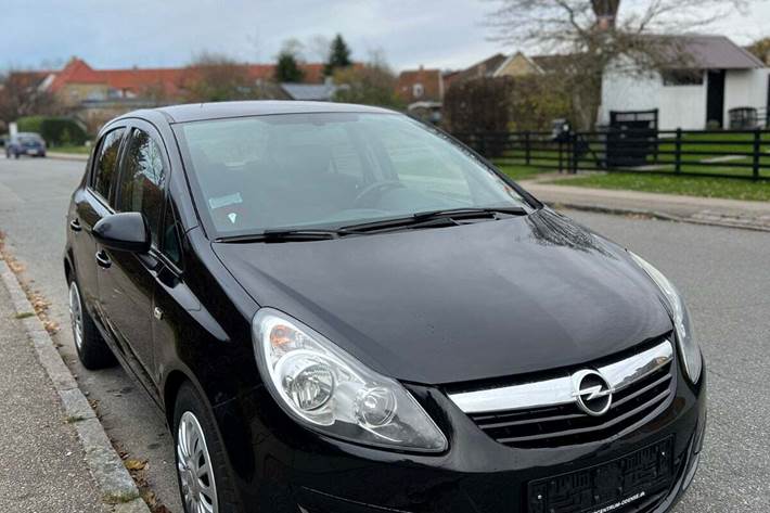 Sort Opel Corsa fra 2010 set udefra