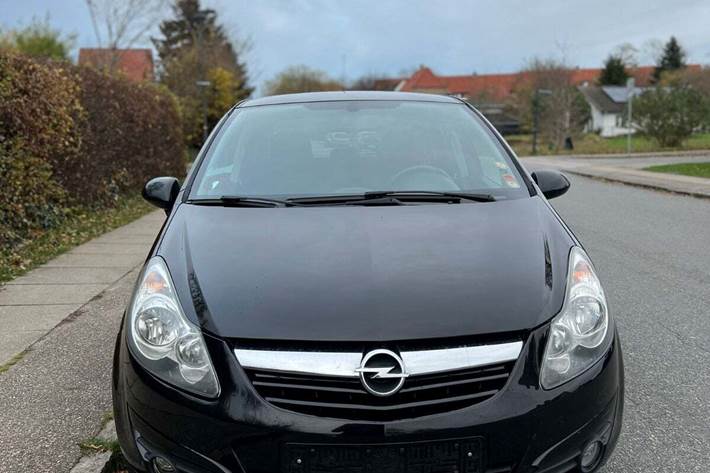 Sort Opel Corsa fra 2010