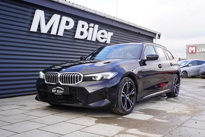 Sort BMW 320e fra 2023 set udefra