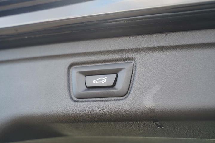 Sort BMW 320e fra 2023