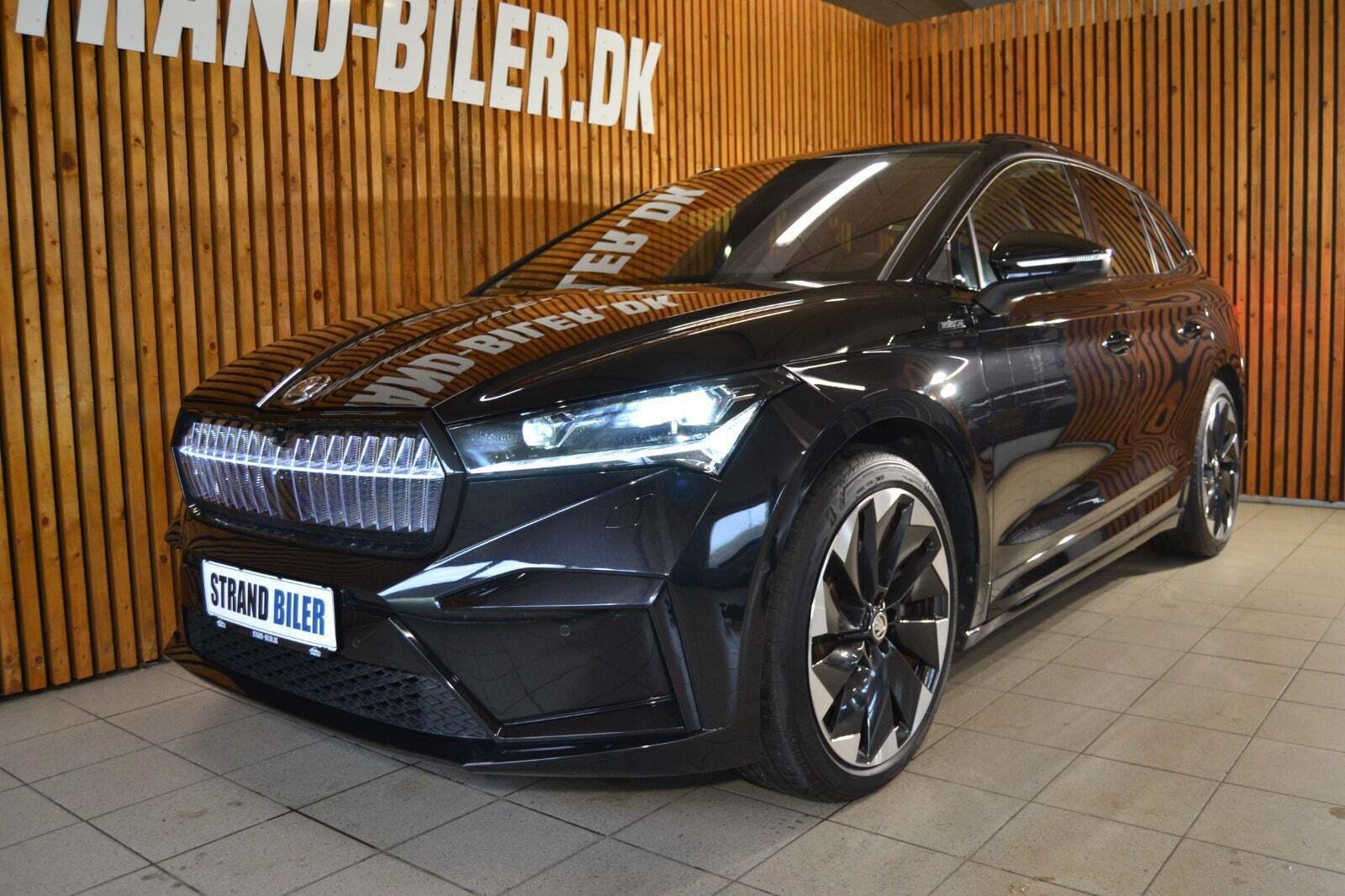 Sort Skoda Enyaq fra 2022 set udefra