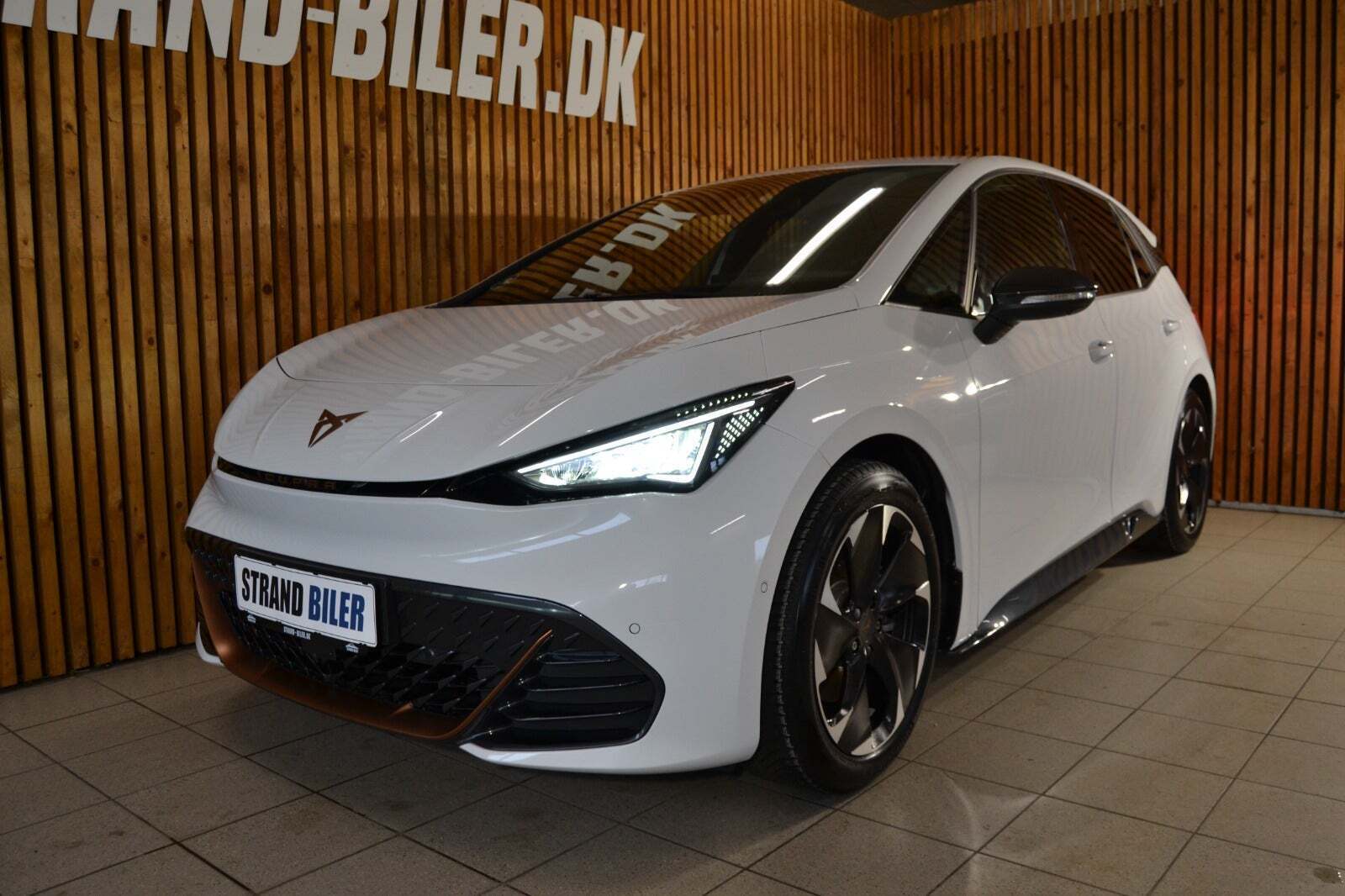 Hvid Cupra Born fra 2023 set udefra