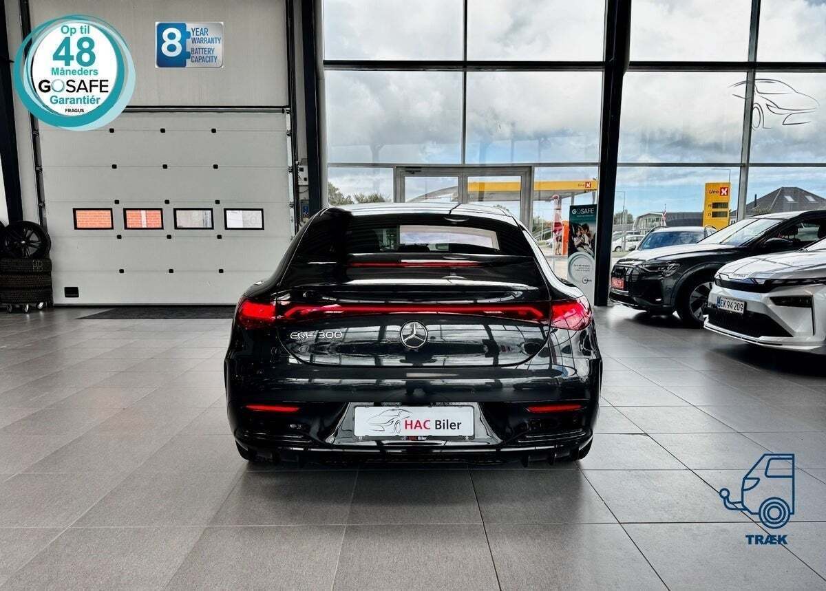 Grå Mercedes EQE300 fra 2023