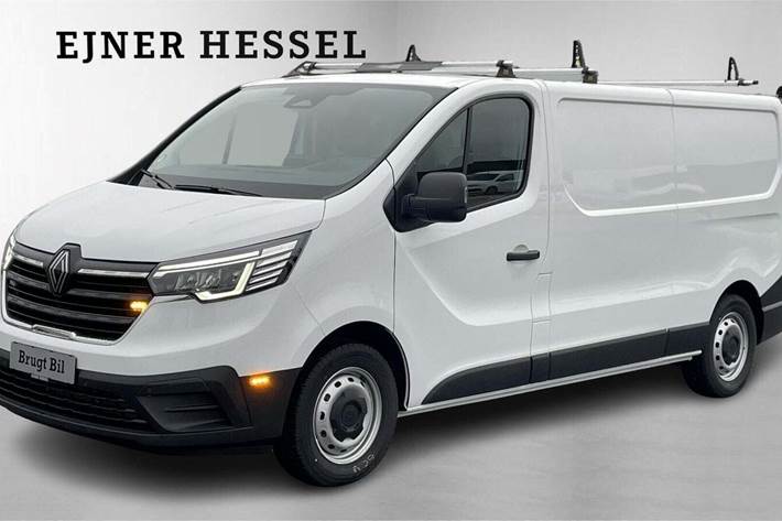 Hvid Renault Trafic fra 2025 set udefra