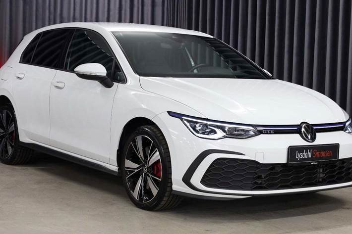 Hvid VW Golf VIII fra 2022 set udefra