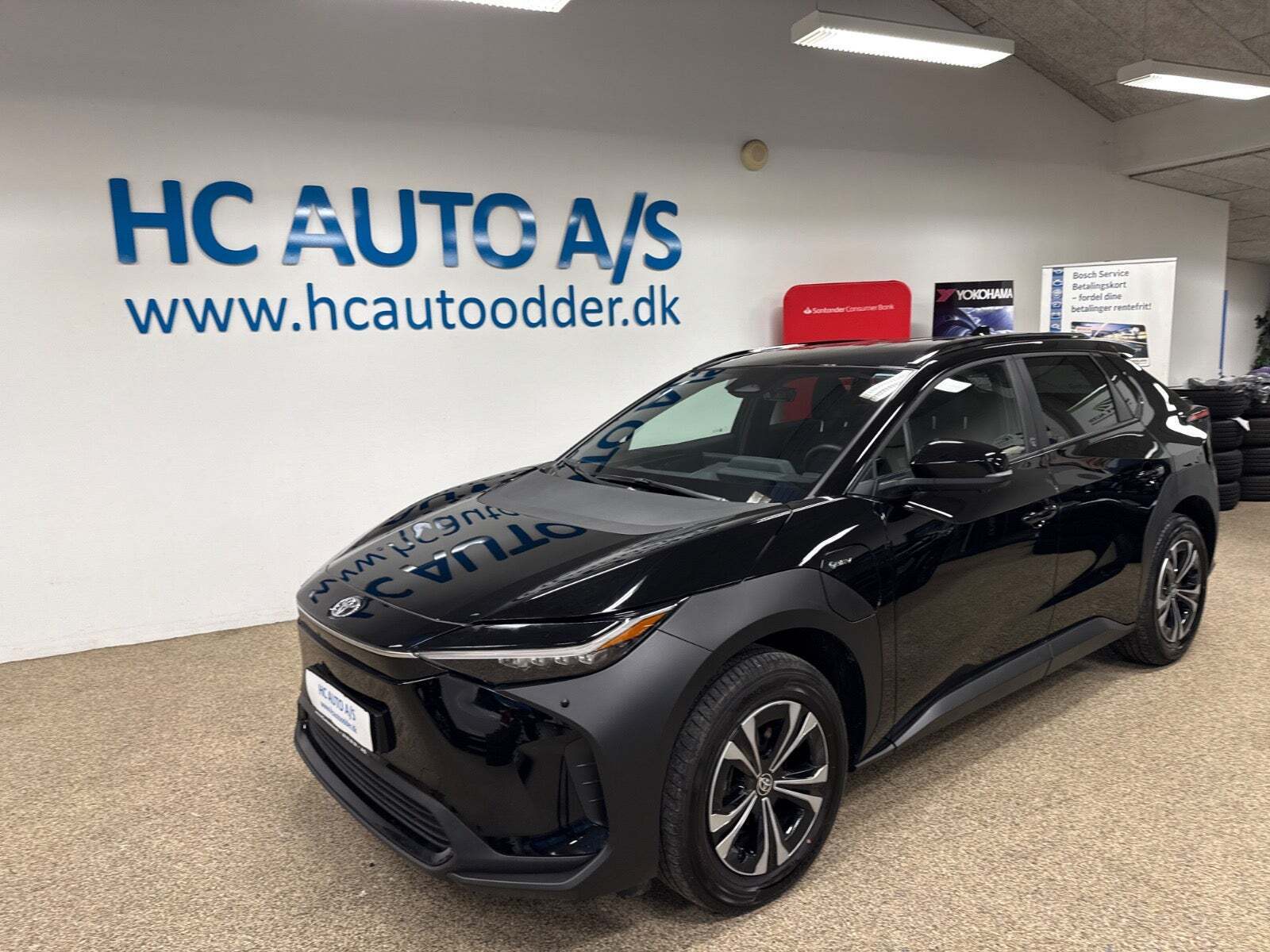 Sort Toyota BZ4X fra 2024 set udefra