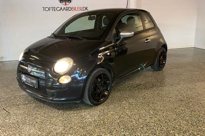 Sort Fiat 500 fra 2013 set udefra