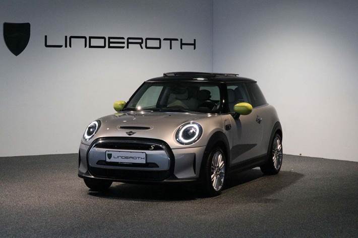 Sølv Mini Cooper SE fra 2023 set udefra